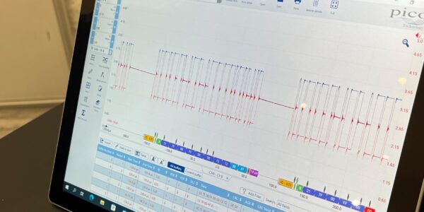 A HS CAN signal (high and low) on a Picoscope screen.